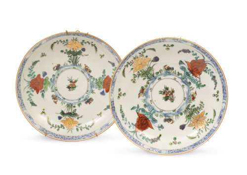 Pareja de platos acuencados de porcelana con esmalte wucai.