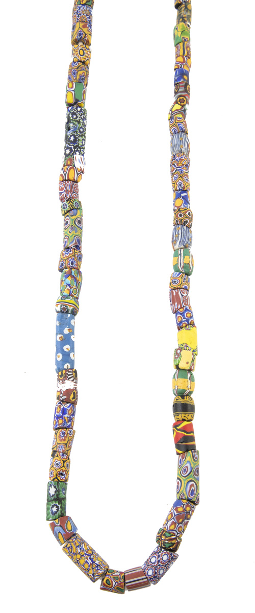 Collar africano de cuentas de trueque realizadas en vidrio 