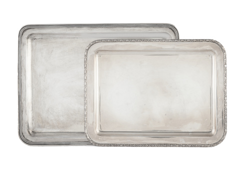 Lote de dos bandejas rectangulares de plata, una con decora