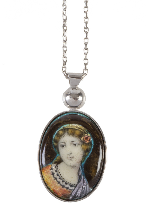 Colgante oval con esmalte de dama en montura de platino