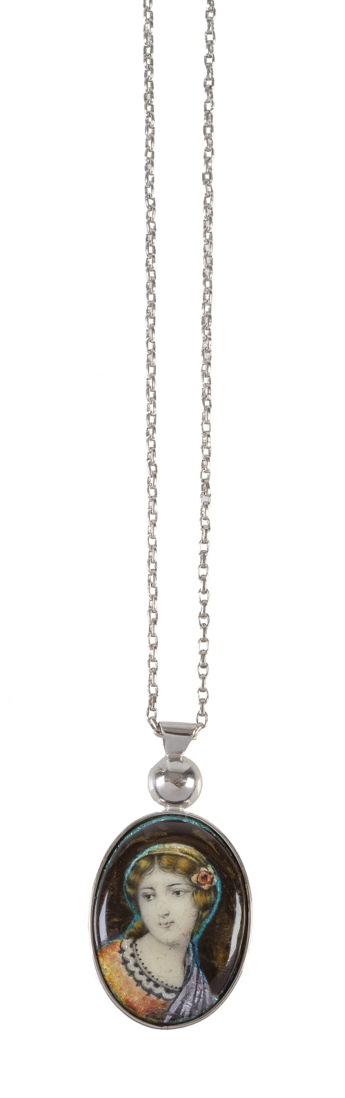 Colgante oval con esmalte de dama en montura de platino