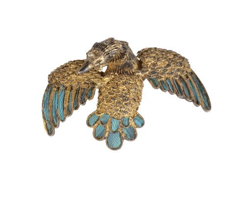 Broche de ave en metal dorado con decoración de plumas azul