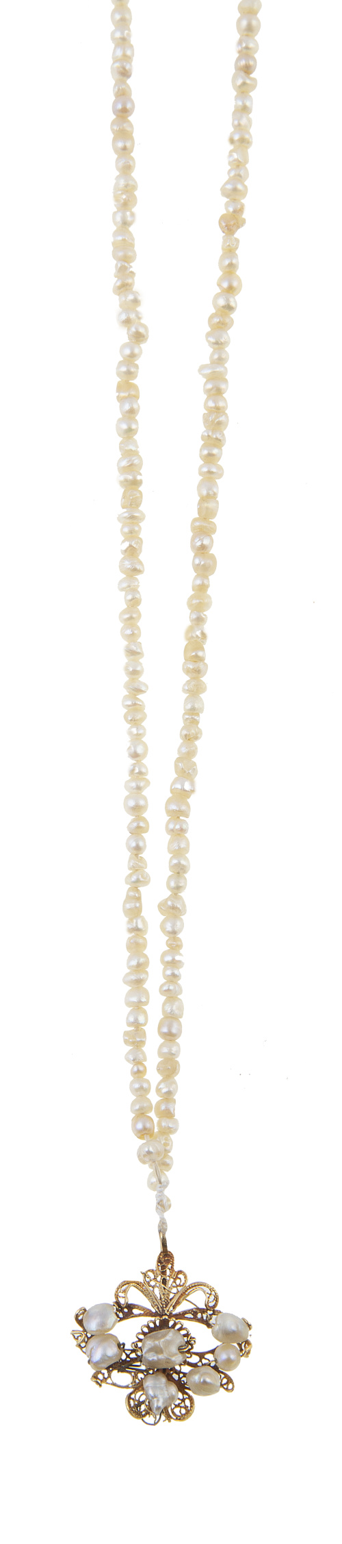 Conjunto de dos collares de niño de perlas de aljófar S. XV