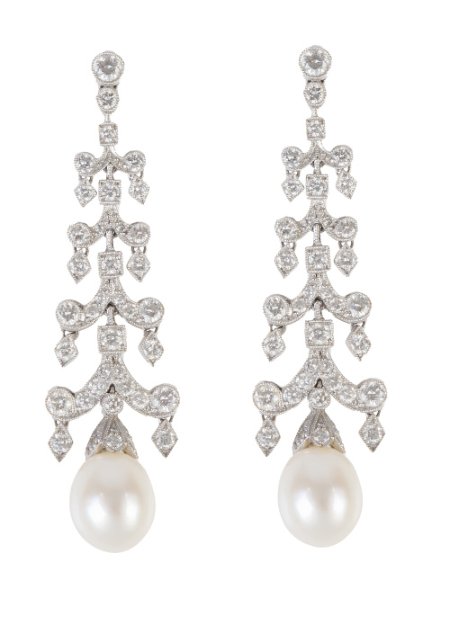 Pendientes largos estilo Belle Époque con diseño de motívos