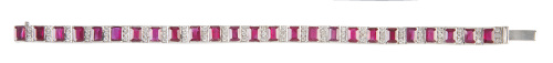 Brazalete articulado de rubíes y brillantes con diseño geom