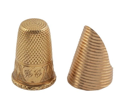 Conjunto de dedal abierto y cerrado en oro con decoración e