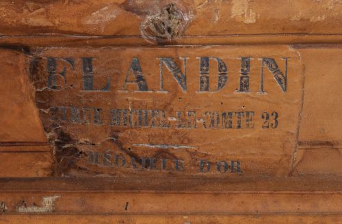 Baúl de viaje forrado en piel, marcado "Flandin, Rue Michel