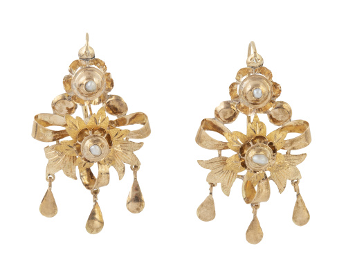 Pendientes largos S. XIX con flor central sobre lazo del qu