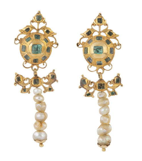 Pendientes largos populares S. XVIII con rosetón de esmeral