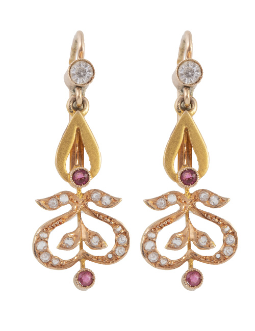 Pendientes largos de pp. S. XX con diseño de roleos de diam