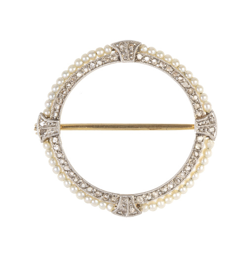 Broche de pp. S. XX con diseño de aro de perlitas finas y d