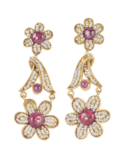 Pendientes lagos con flores de perlitas de aljófar y rubíes
