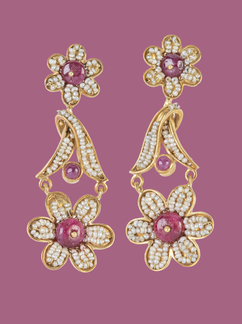 Pendientes lagos con flores de perlitas de aljófar y rubíes