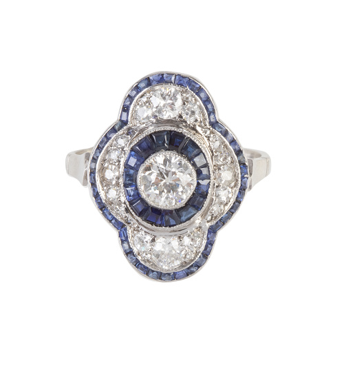 Sortija estilo Art-Decó de brillantes y zafiros calibrados 