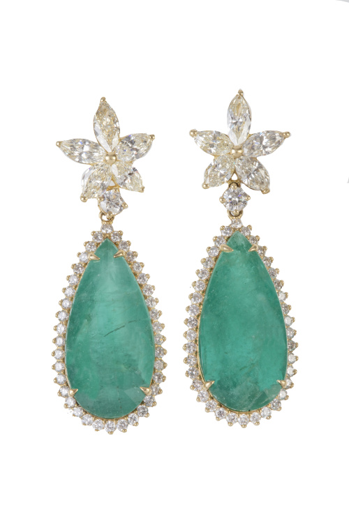 Pendientes largos de esmeraldas talla pera orlada de brilla