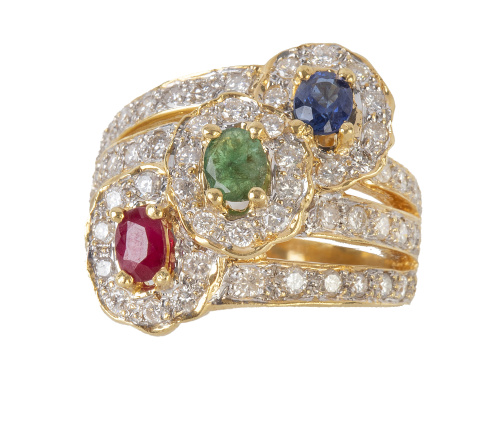 Sortija anchas con tres rosetones, uno con centro de rubí, 