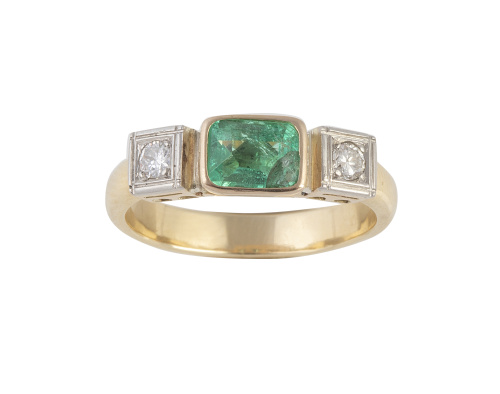 Sortija con esmeralda flanqueada por brillantes en marco cu