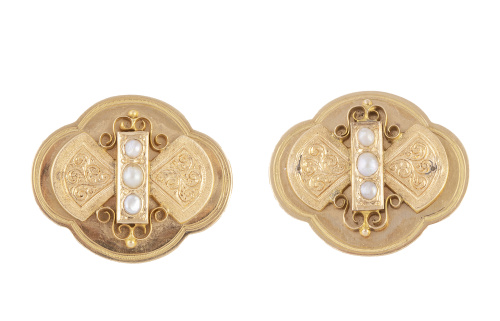 Pareja de botones S. XIX con perfil lobulado, perlas finas 