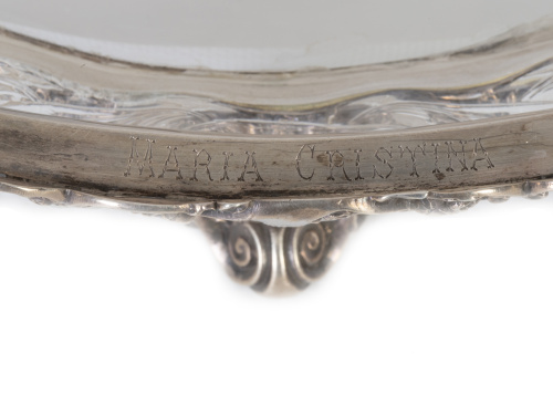 Centro con corona real grabada y el nombre de "María Cristi