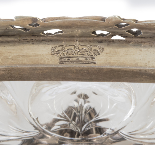 Centro con corona real grabada y el nombre de "María Cristi