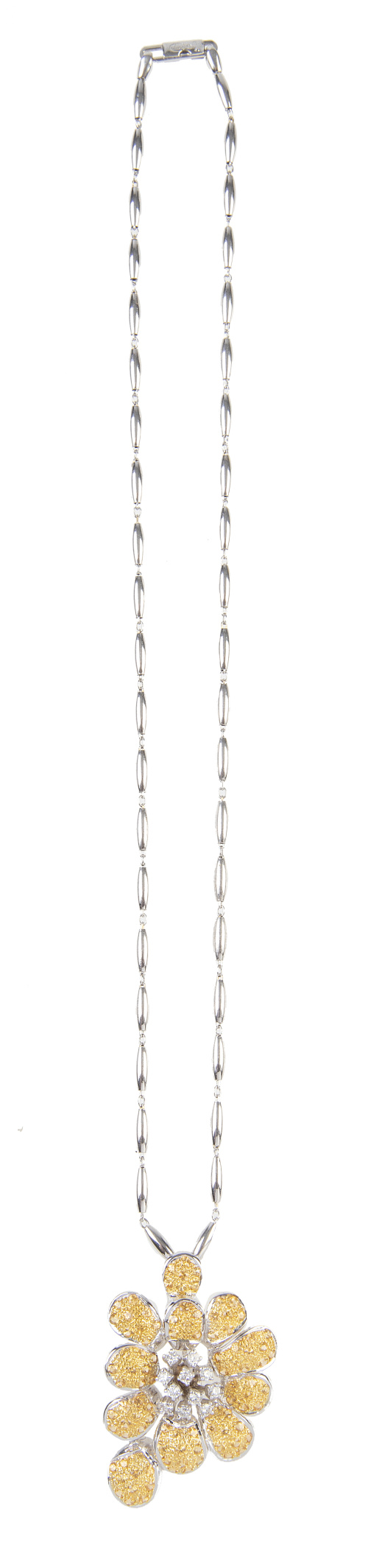 Collar flor de brillantes en centro y pétalos cuajados de z