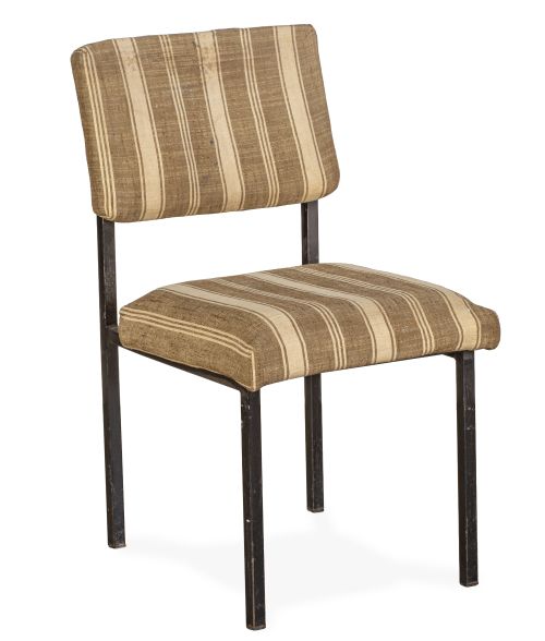 Silla de metal pintado de negro y tapicería de rayas marron