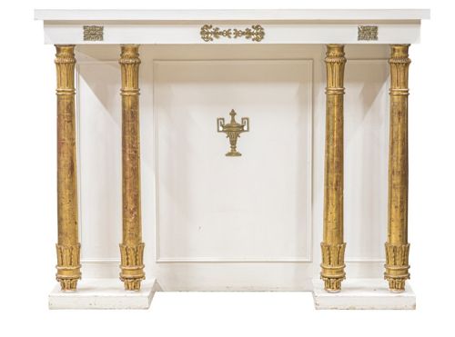 Consola de madera pintada de blanco y dorada con patas de c