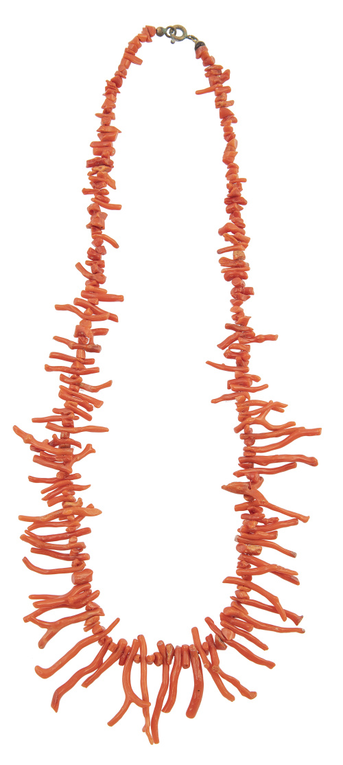 Collar de ramas de coral de tamaño creciente hacia el centro