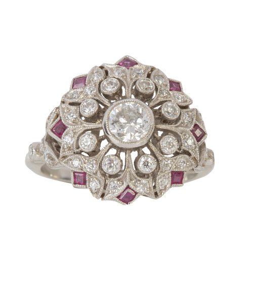 Sortija rosetón de brillantes y rubíes estilo Art-Decó, con