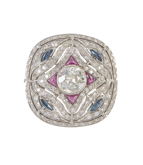 Sortija bombée cuadrangular con brillante central de 0,94 c