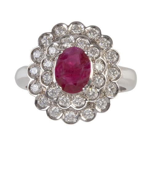 Sortija con rubí central de talla oval de 1,5 ct aprox y do
