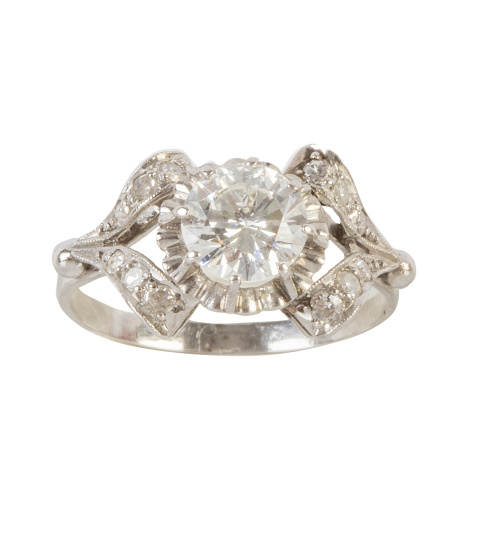 Sortija con brillante central engastado en ocho garras, con