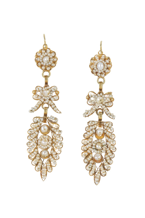 Pendientes largos de perlas de aljófar sobre filigrana de o