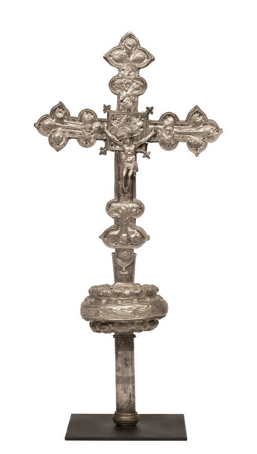 Cruz procesional de plata con Cristo crucificado. Con marca