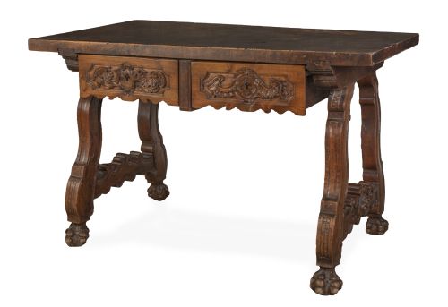 Mesa Felipe V de madera de nogal tallado sobre patas de lir