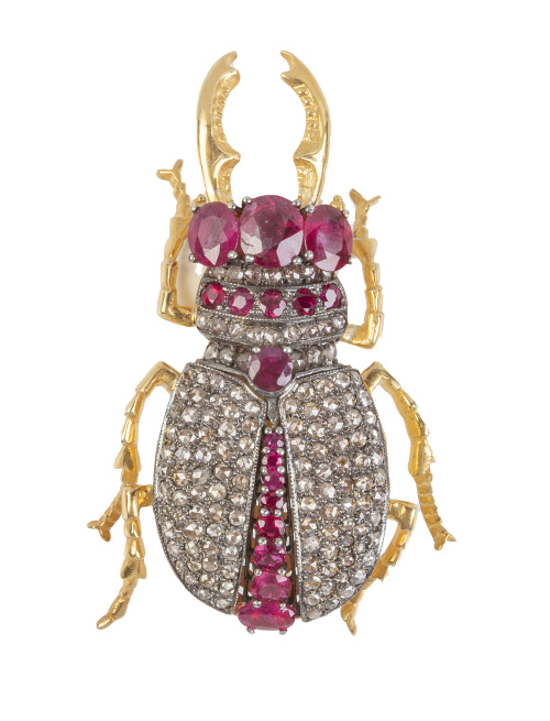 Broche escarabajo de diamantes y rubíes con patas y alas mó