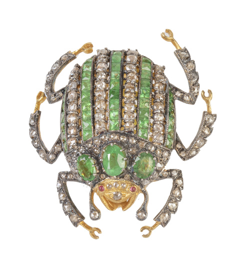 Broche escarabajo de diamantes y esmeraldas en montura de p