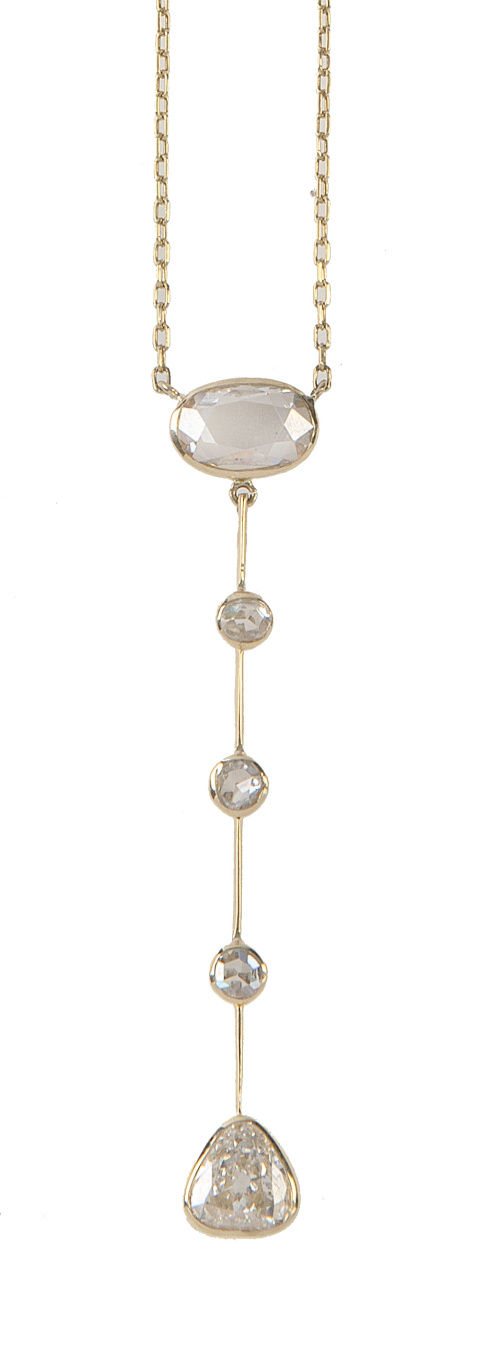 Pendientif con diamante triangular que pende de barra de ch