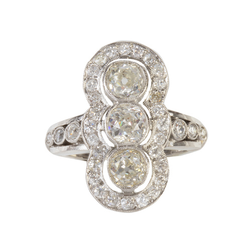 Sortija lanzadera con tres chatones de brillantes rodeados 