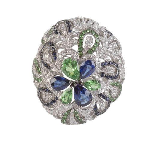 Gran sortija de cocktail con diseño bombé cuajado de brilla