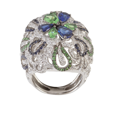 Gran sortija de cocktail con diseño bombé cuajado de brilla