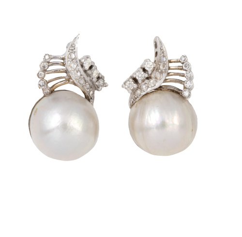 Pendientes con perla mabe y hojitas de brillantes decorando