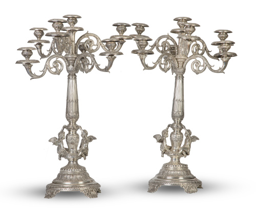 Pareja de candelabros de plata, de siete brazos de luz con 