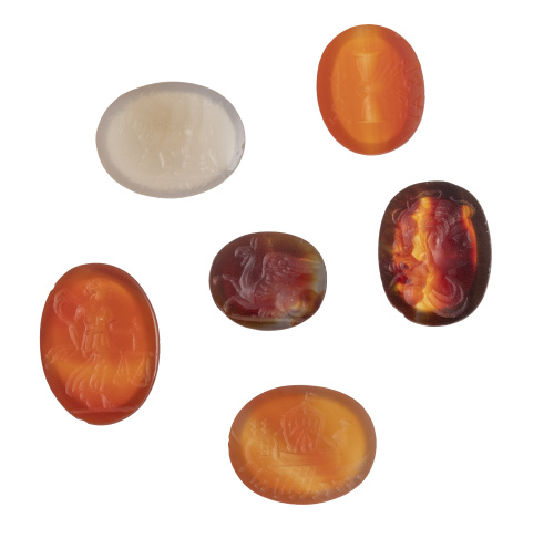 Lote de seis intaglios con motivos clásicos realizados en á