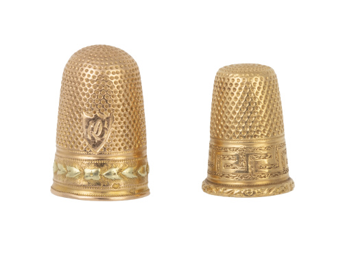 Conjunto de dos dedales en oro de pp. S. XX con decoración 