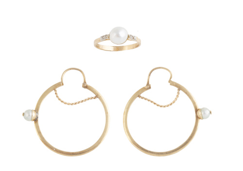 Conjunto de pendientes criollas y sortija de oro adornados 