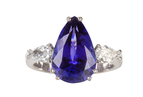 Sortija con tanzanita de talla pera, flanqueada por dos lág