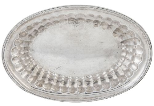Palangana oval gallonada de plata en su color. Con marca fi