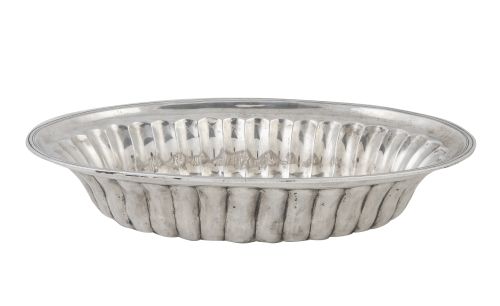Palangana oval gallonada de plata en su color. Con marca fi