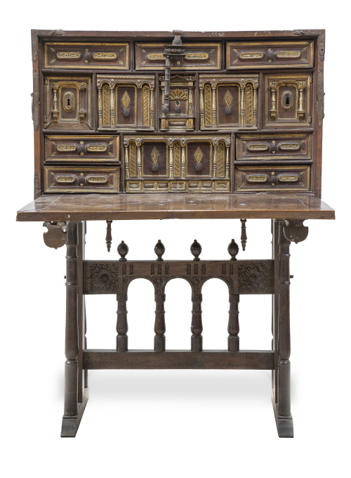 Escritorio de madera de nogal e incrustaciones de hueso tal